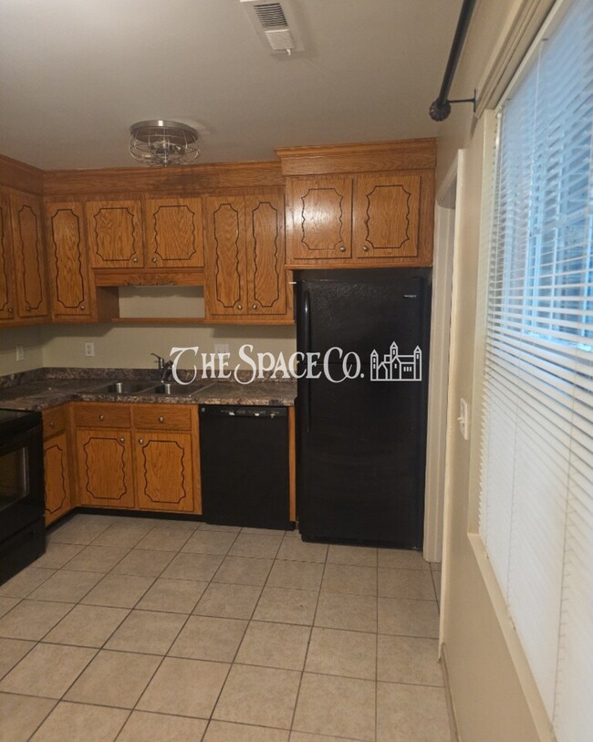 Photo - "Charming 2-Bed Townhouse Retreat on Fleming Road – Spacious Comfort in Charleston!" Unit B