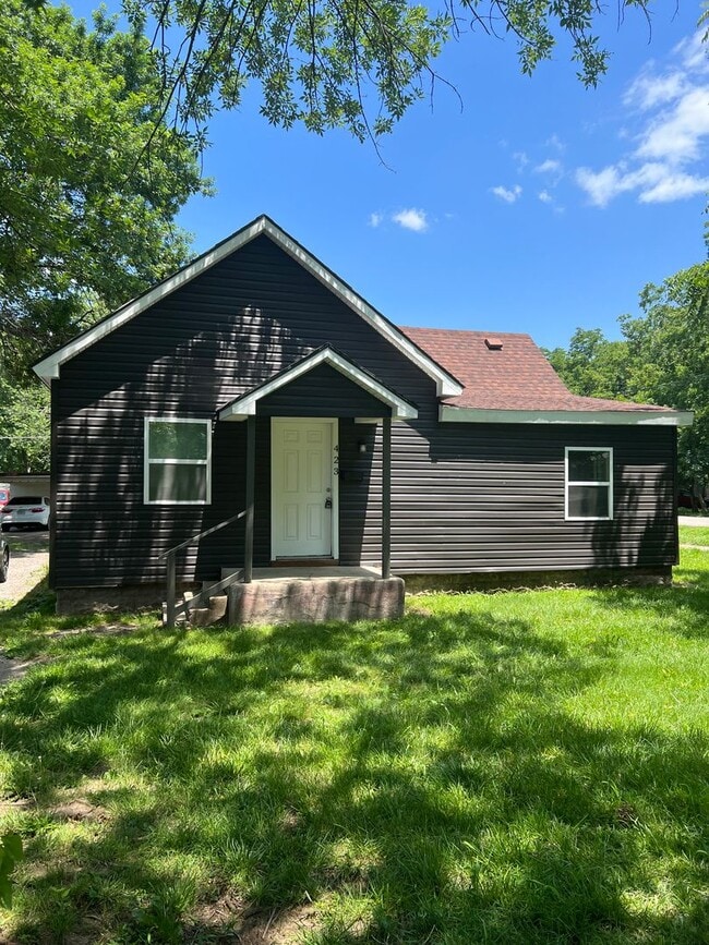 Building Photo - PRE-LEASING!! - AVAILABLE 7/10/26- Two Bedroom/ 1 Bathroom House