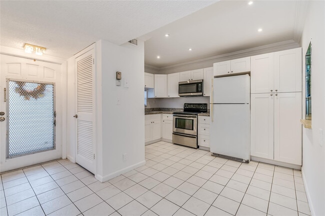 Building Photo - 8940 S Hollybrook Blvd Unit 307