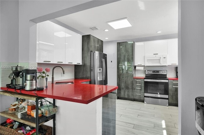 Photo - 820 W 43rd Ct