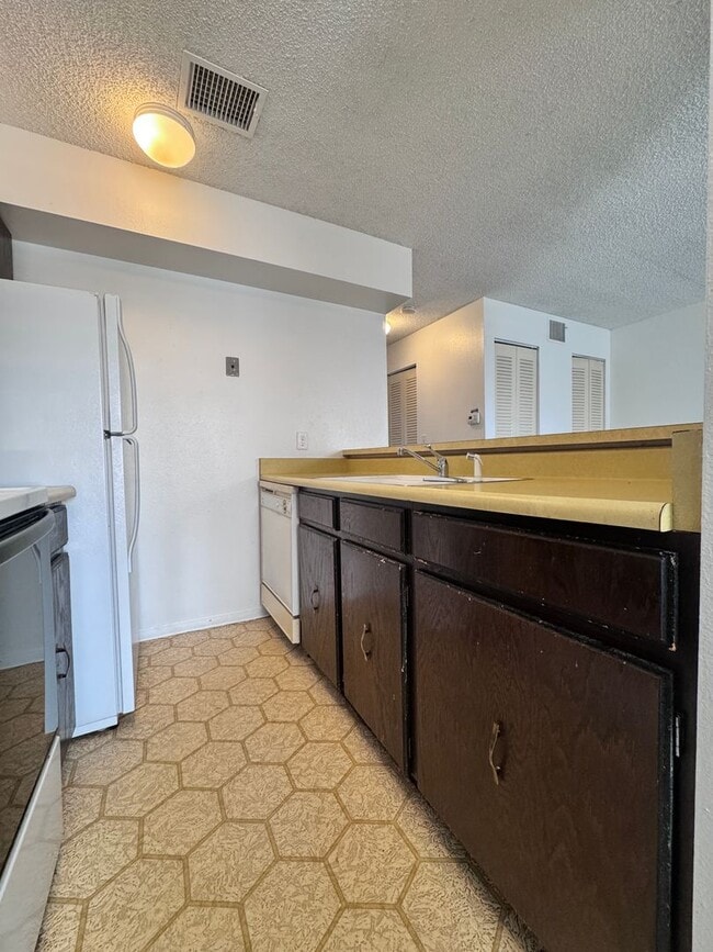 Photo - 1705 Heatheridge Rd Unit H305