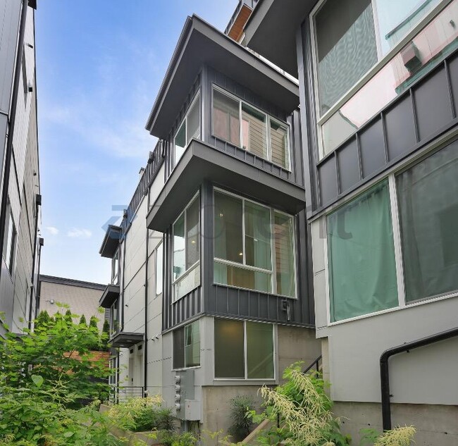 Building Photo - Unit B