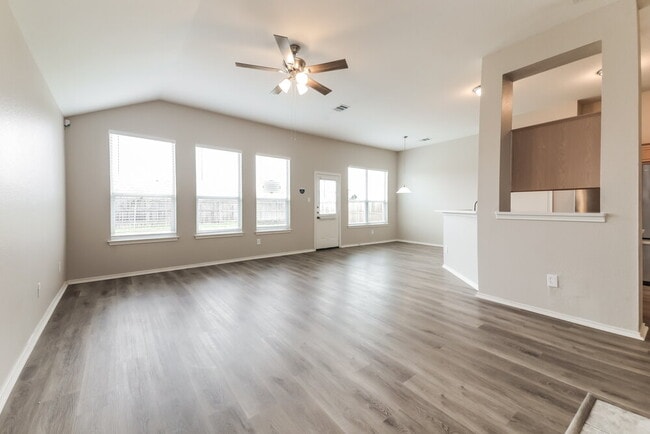 Photo - 506 Oxford Loop