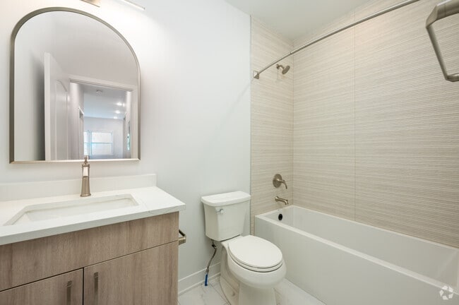 2BR, 1BA - 735SF - Bathroom