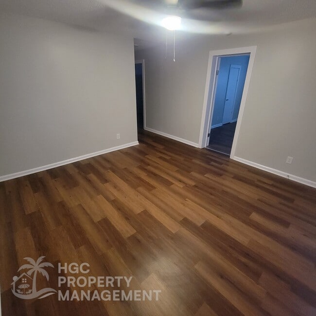 Photo - 805 Moore St