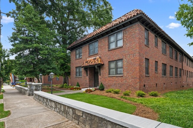 Building Photo - Two Bedroom/One Bathroom, Top Floor Minutes From Beltline Unit 788-15