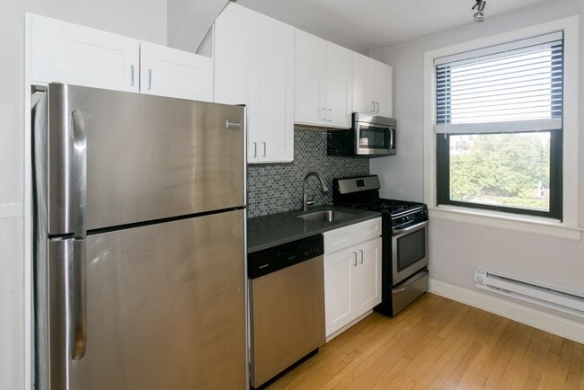Photo - 2329 N Rockwell St Unit B2
