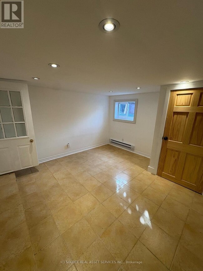 Photo - 858 Manning Ave