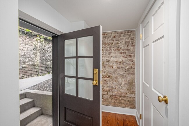 Photo - Renovated 2 Bedroom Carriage house off Lafayette Square Unit Carriage House