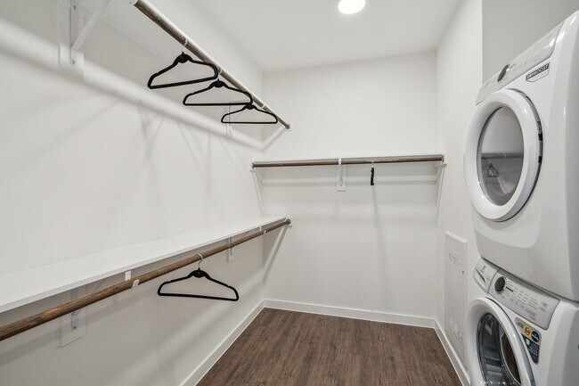 Amplios armarios con lavadoras y secadoras en la unidad. - Elina