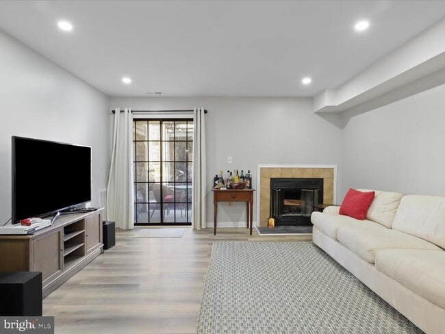 Photo - 6908 Mary Caroline Cir Unidad B