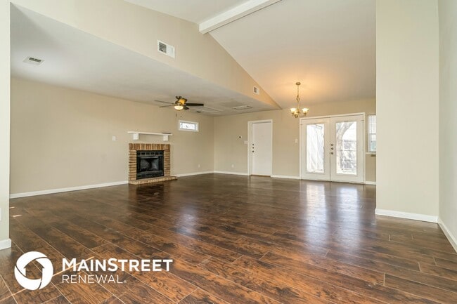 Photo - 527 Red Oak Dr