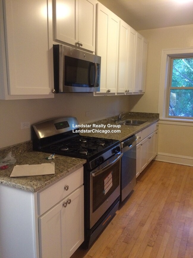 Building Photo - 1542 W Albion Ave Unit 2