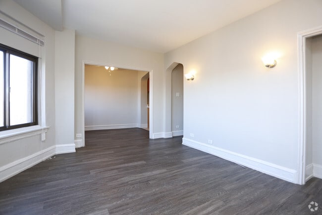 1 BR, 1 BA - Renovated - living room - 1033 W Loyola