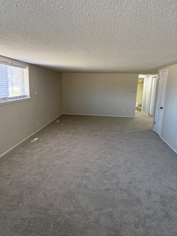 Photo - 907 W River Blvd