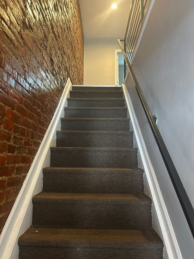 Building Photo - 1864 E Cornwall St Unit 2nd Floor