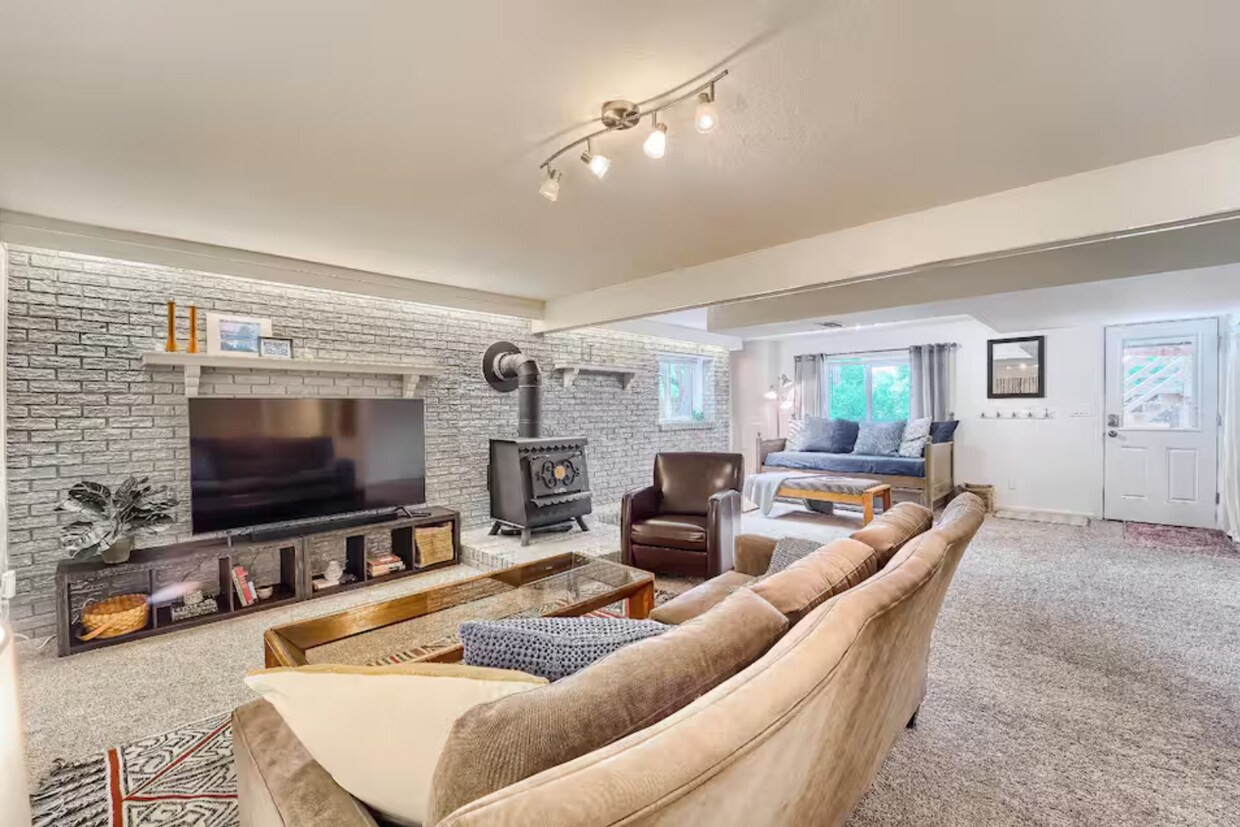 Cozy Arvada Downstairs Duplex Available Now! - Cozy Arvada Downstairs Duplex Available Now!