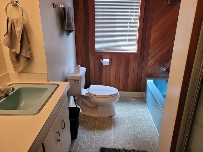 Photo - FOR LEWIS AND CLARK LAW STUDENTS ONLY Unidad Room 1