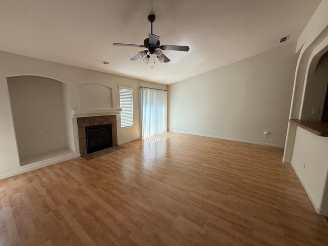 Photo - 3165 Poppy St