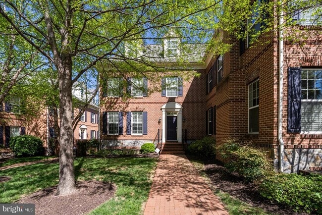 Building Photo - 3911 Chain Bridge Rd Rental