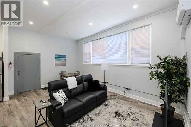 Photo - 493 University Ave W Unité 1