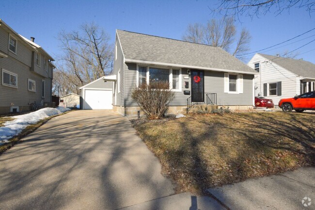 Building Photo - 3 Bed 1.5 Bath Available in Walking Distan... Rental