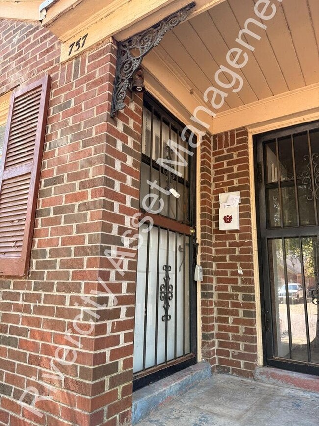 Photo - DUPLEX WITH NICE AMENTIES!!!! Section 8 We...