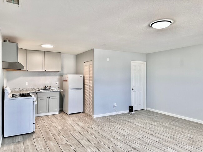 Building Photo - 27390 Alessandro Blvd Unit Studio Rental