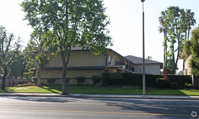 Building Photo - Sunset Oaks Apartments