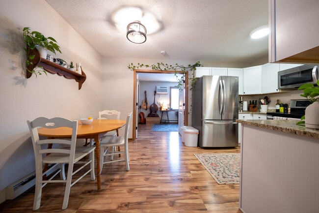 Photo - 1637 Christie Pl