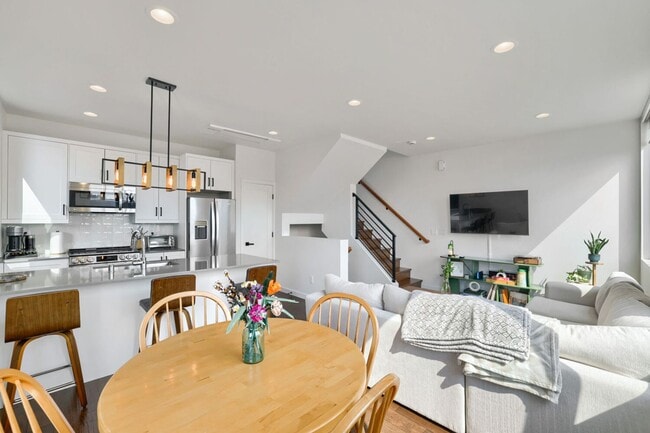 Photo - 760 N 72nd St