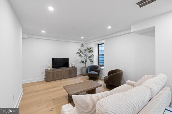 Photo - 985 Henry Ave