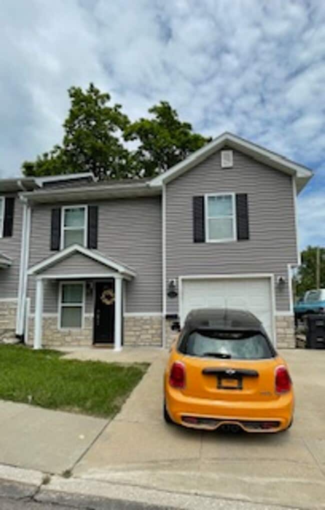 Oak St Duplex - Oak St Duplex Apartment Unit 103 Oak St