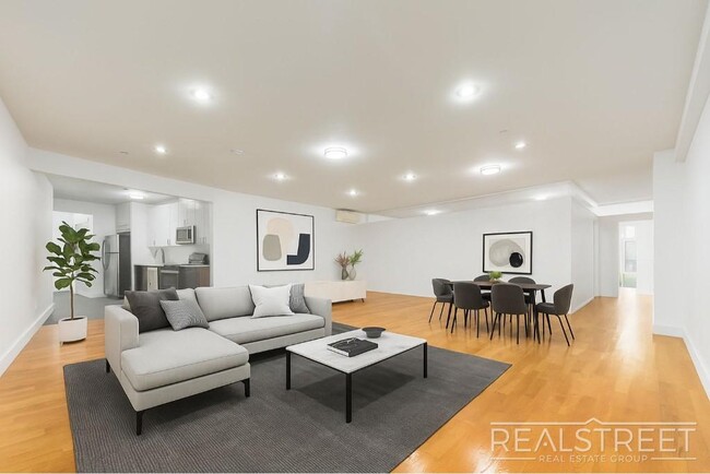 Building Photo - LUXURY 3 BR 2 Bath in Queens! Rental