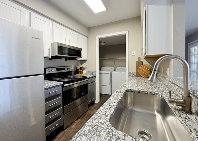Modern Kitchen with Granite Countertops & Stainless Steel Appliances - Fairways at Hartland Rental