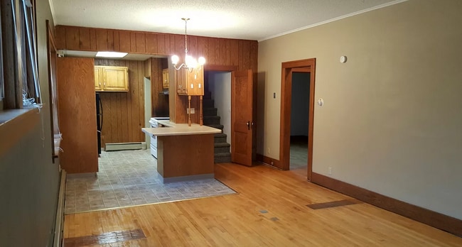 Photo - 720 12th St N