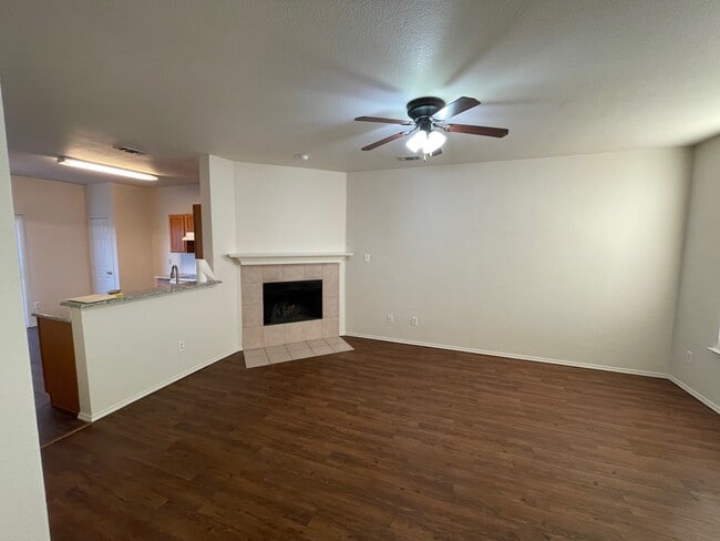 Den Kitchen - 5149 Raymond Dr