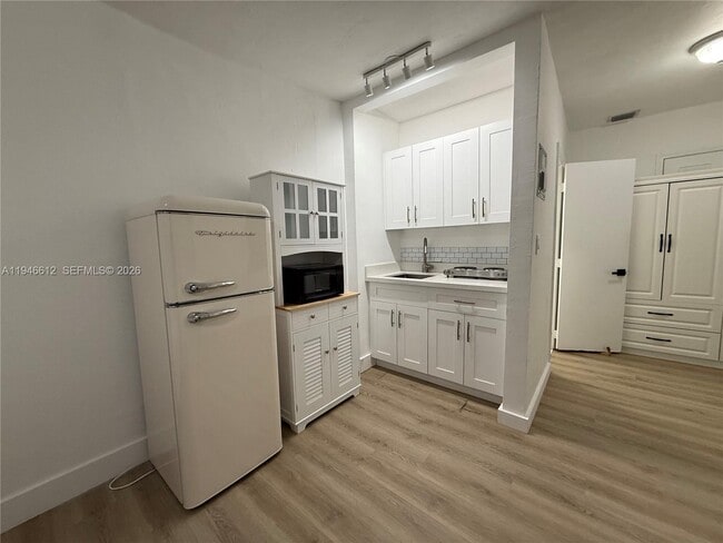 Building Photo - 541 E 38th St Unit E