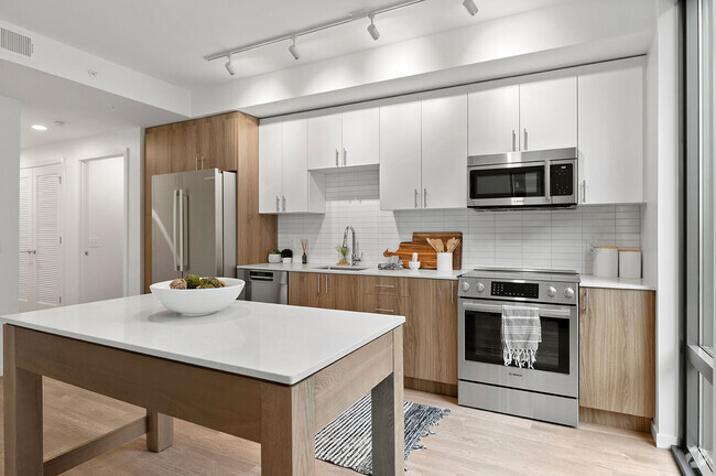 Kitchens with Custom Cabinetry - Cortland Rosslyn Rental