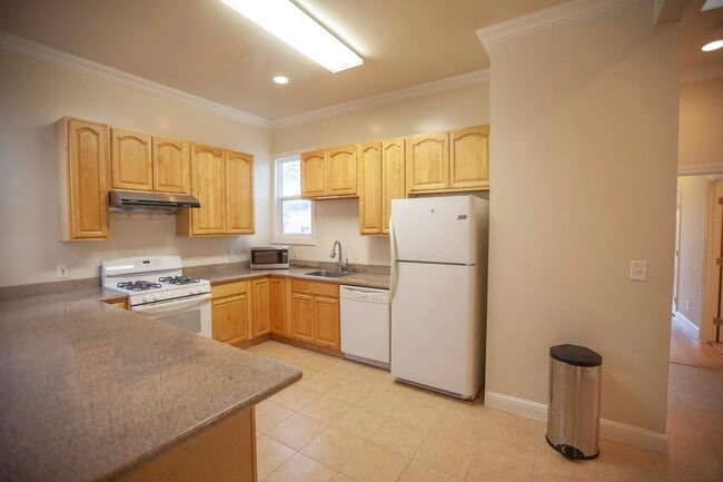 Photo - House for rent, Updated 4BR+2 extra BR/Den/Offices/Family Rooms & 3BA in Ingleside!
