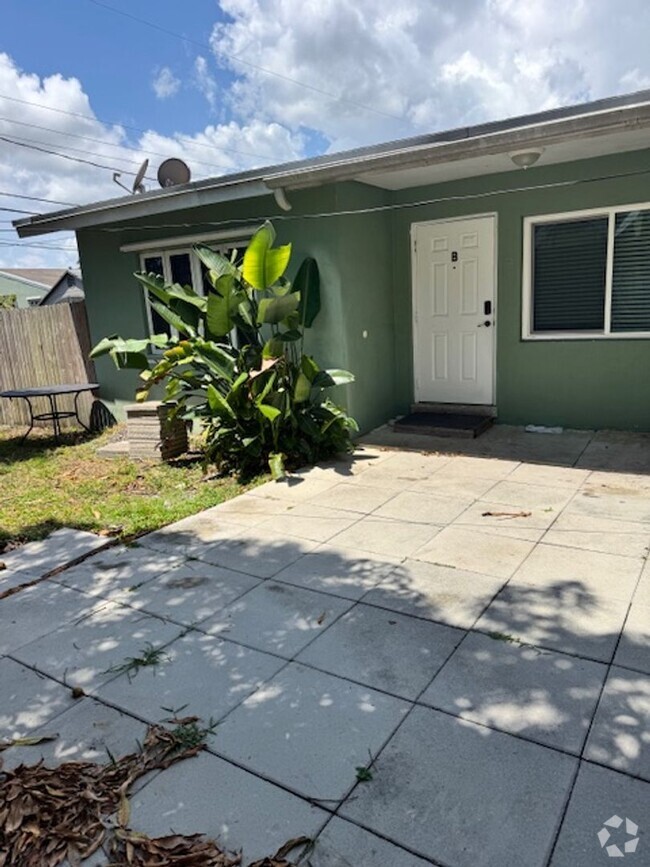 Building Photo - 2 BED/ 1 BATH WITH PRIVATE YARD Rental