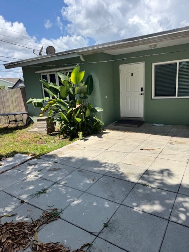 2 BED/ 1 BATH WITH PRIVATE YARD - 2 BED/ 1 BATH WITH PRIVATE YARD Casa