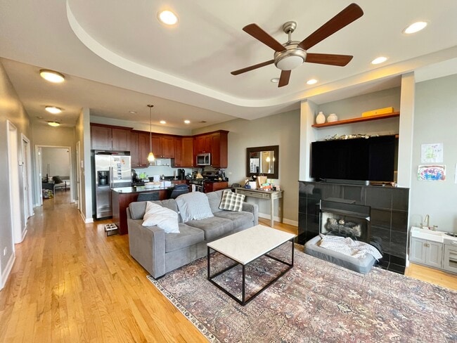 Building Photo - 2734 N Wolcott Ave Unit 203