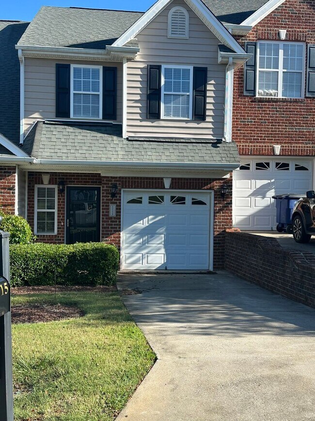 Building Photo - Nice 3 bedroom, 2.5 bath townhouse at Silv...