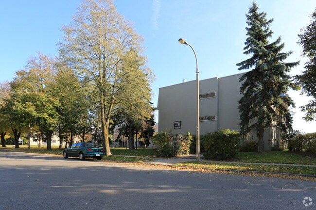 Photo - 301-341 Traynor Ave