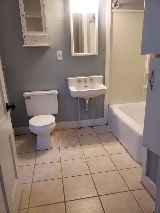 Bathroom (full tub) - 42 Tyler St Unidad 1