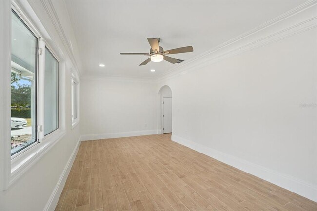 Photo - 9008 Bay St NE