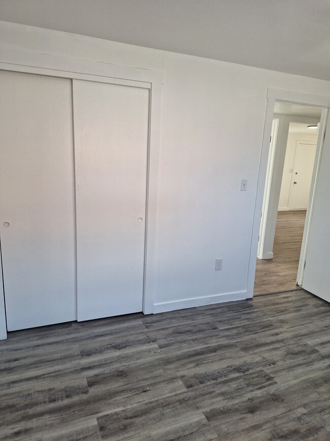 Photo - Roy 4-plex 2002 Unit 4