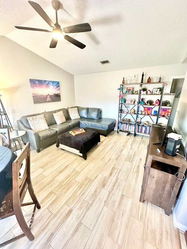 Photo - Nice 2 bedroom / 2 bathroom / 2 car garage single story town home for rent in Shalimar!