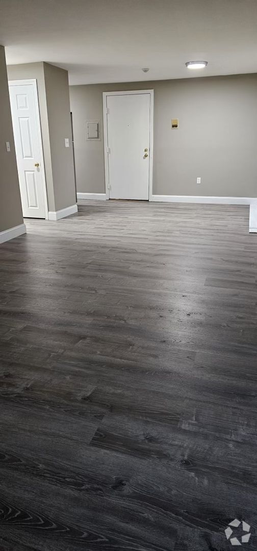 Building Photo - Renovated 1BR with heat and hot water incl... Unit 5 Rental
